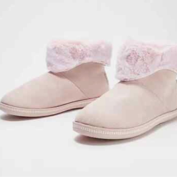 Skechers Shoes - NWT Skechers Cozy Campfire Slipper Boots Faux Fur in Blush, Size 8.5